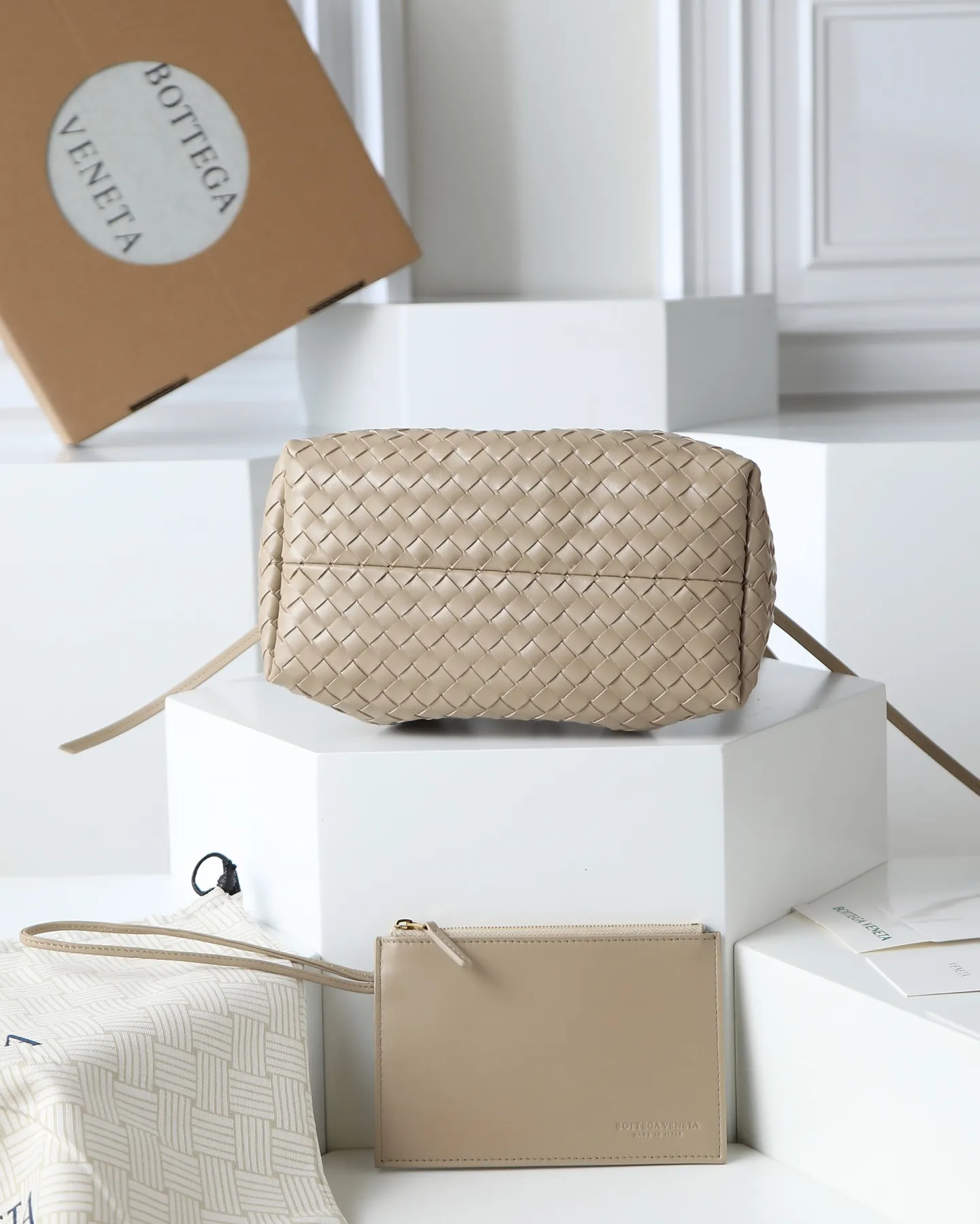 1000. BOTTEGA VENETA's 2025 new product pinacoteca has super soft leather, and the weaving function, practicality and relaxed fashion sense have not been lost ❤️‍🔥Amway is a must-have bag for sisters when going out. The size also accurately meets the commuting needs of urban beauties, and it can fit everything! ! ! 🔥The capacity should not be underestimated~ It doesn’t pick the person, the occasion, or the occasion. With its majestic curved outline, exquisite woven texture, delicate edges and rounded handles, this woven vegetable basket bag truly achieves the goal of “dressing up and being fashionable without getting in the way”~ Are you interested in Jimei? Style number: 819004 Size: 24*15*12cm